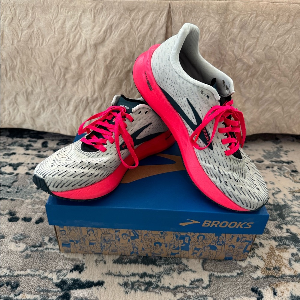Brooks Women's Running Shoes - White and Pink